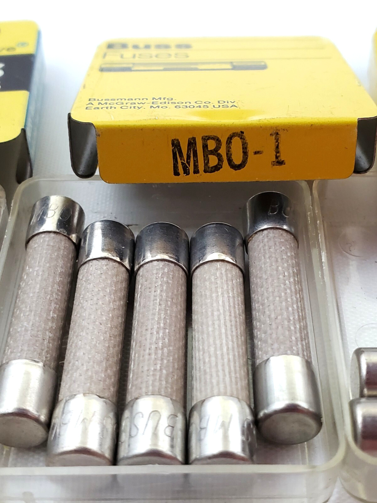 Lot of 17 Bussmann MBO1 Fast Acting 1 Amp 1/4″ x 1-1/4″ Ceramic Fuses Vintage