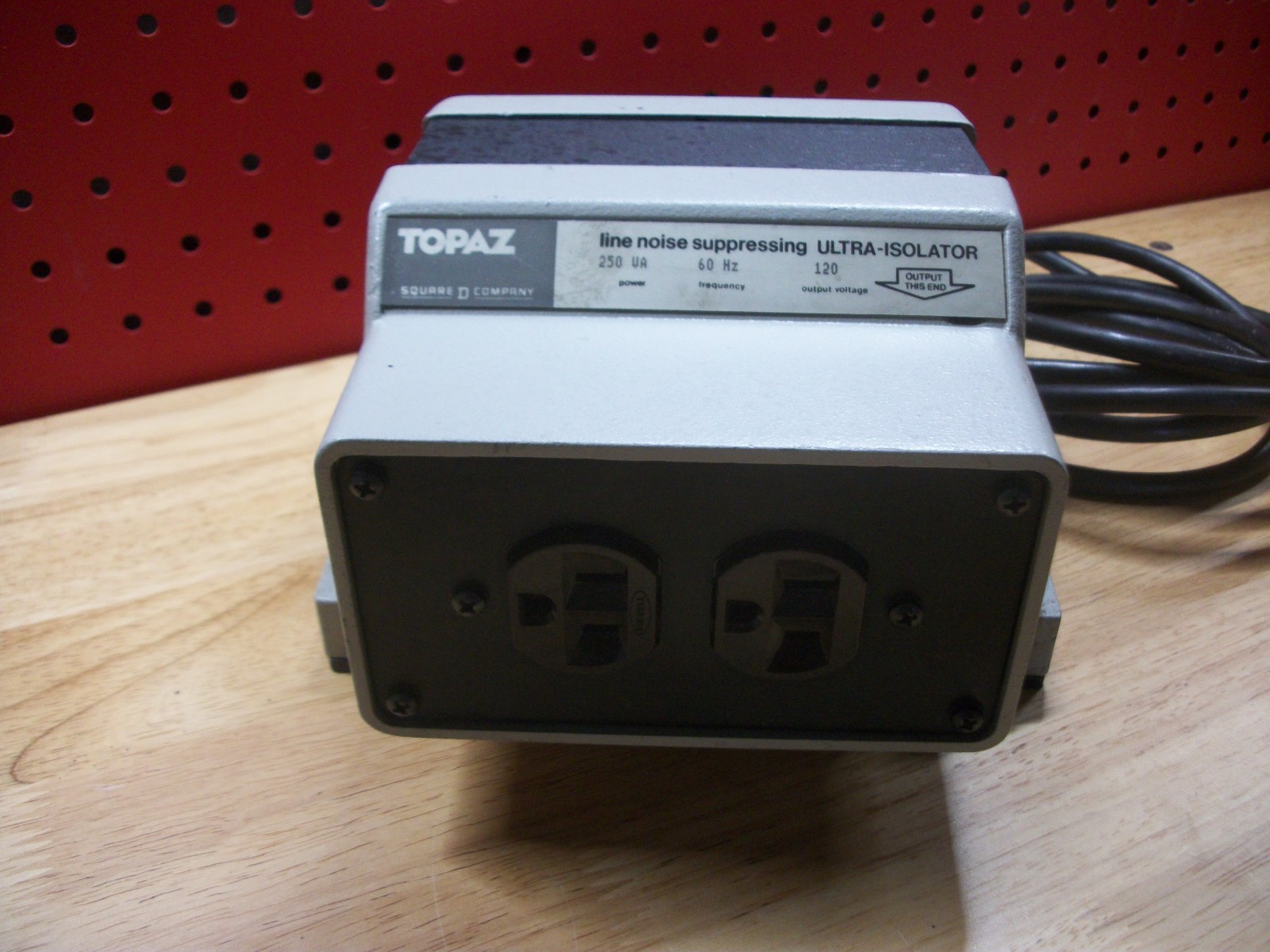 Square D Topaz 250VA Line Noise Suppressing Ultra-Isolator (91092-32) NEW