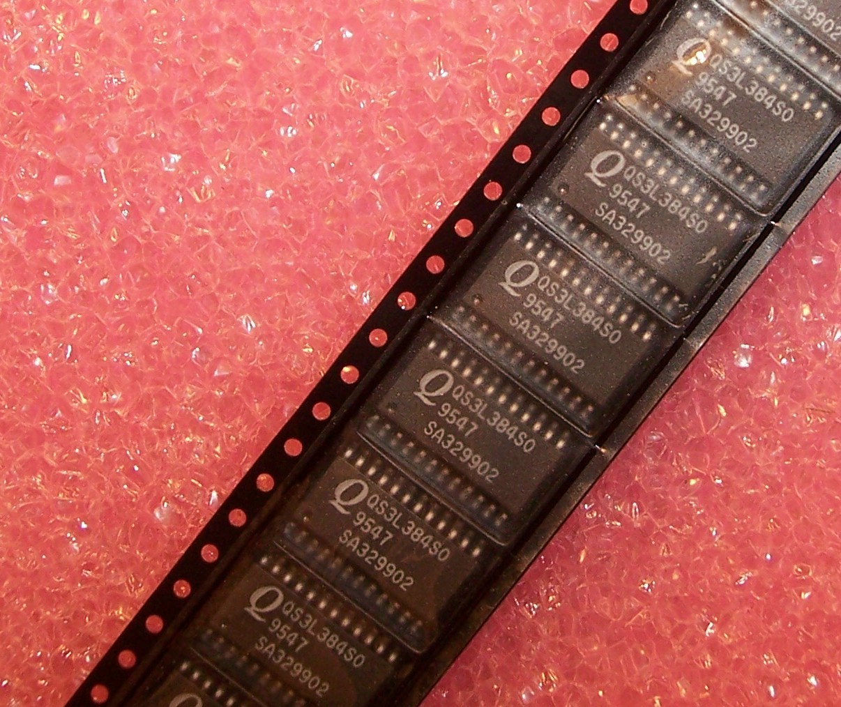 QTY (50) QS3L384SO QUALITY SEMI SOIC-24 10-bit BUS SWITCH NOS