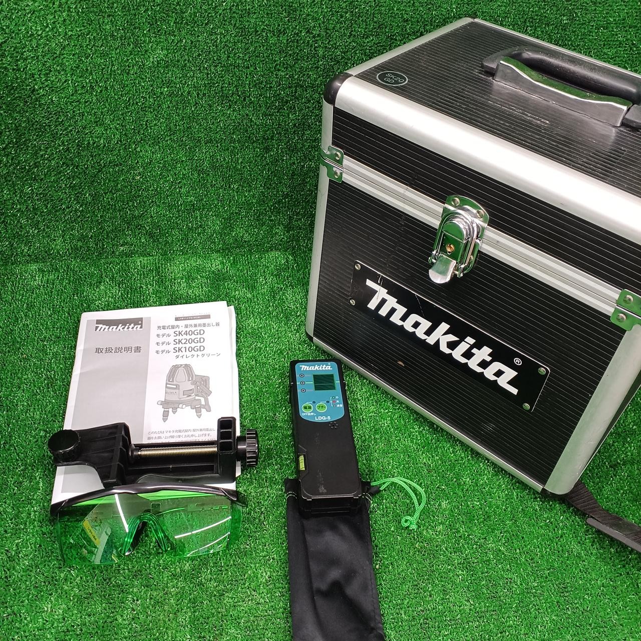 Makita SK20GD Rechargeable Indoor/Outdoor Laser Distance Meter with Accessories