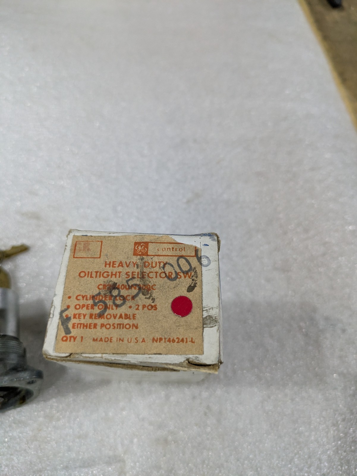 GE CR104 Heavy Duty Oiltight Key Selector Switch 2 Position Panel Mount Operator