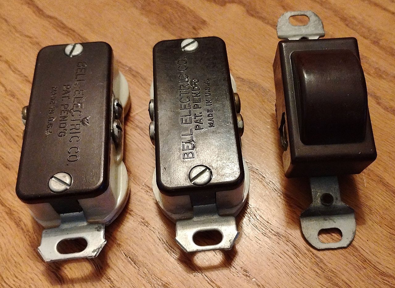 Lot of 5 Various Vintage Bakelite Electrical Items Bell Electric Co, Eagle USA