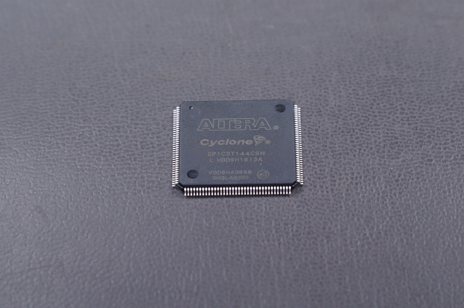 EP1C3T144C8N Altera Cyclone FPGA 2910 Cell 104 I/O 8 Speed 130nm 144-TQFP SMT
