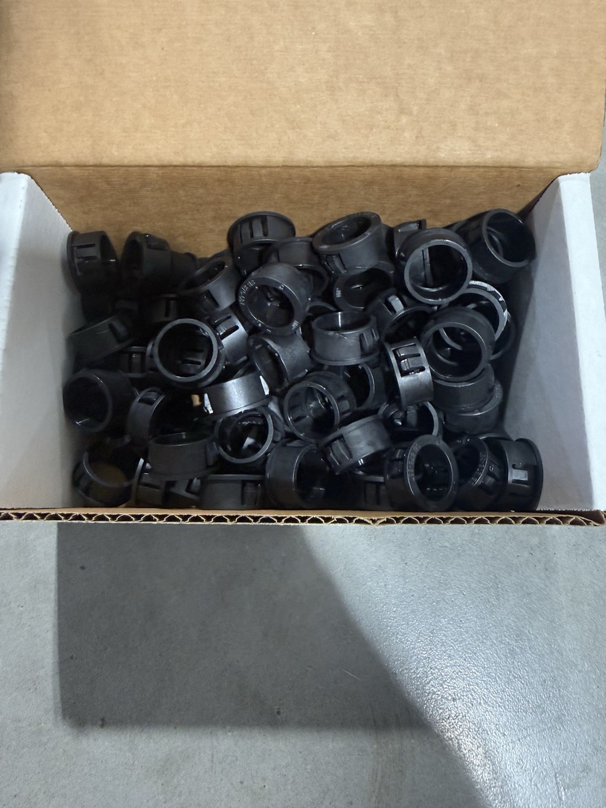 *BOX OF 100* Minerallac 95090 1/2″ Knockout Bushing Nylon Black *NEW*