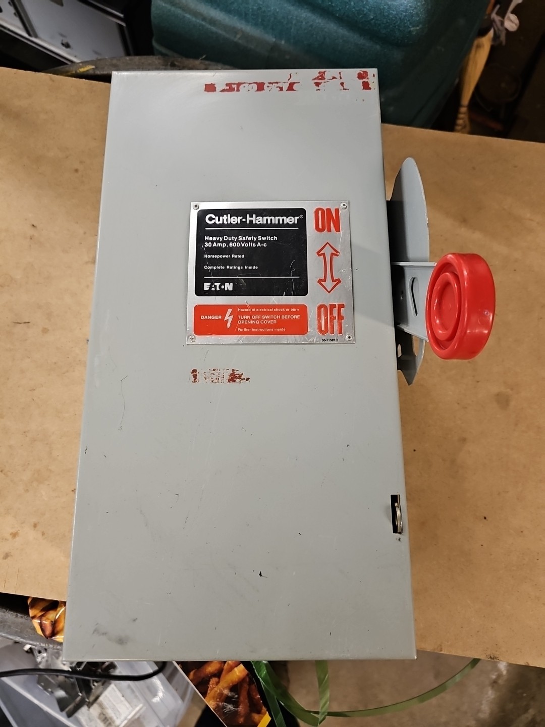 EATON Safety Switch:Non-Fusible 30 A Three Phase 600V AC Galvanized Steel no bo