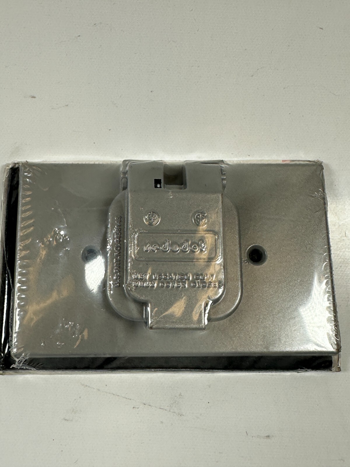 Red Dot Thomas & Betts CSS WR104-C Single Cover (1.59″) Horizontal Device Mount