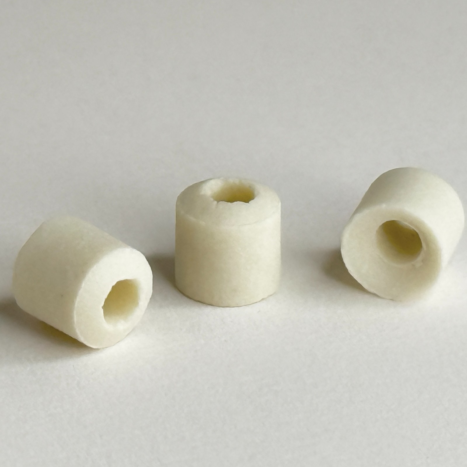 Lot of (75) Ceramic Insulator Beads High Temp Wire Insulation 3/16″ (4.76 mm) OD