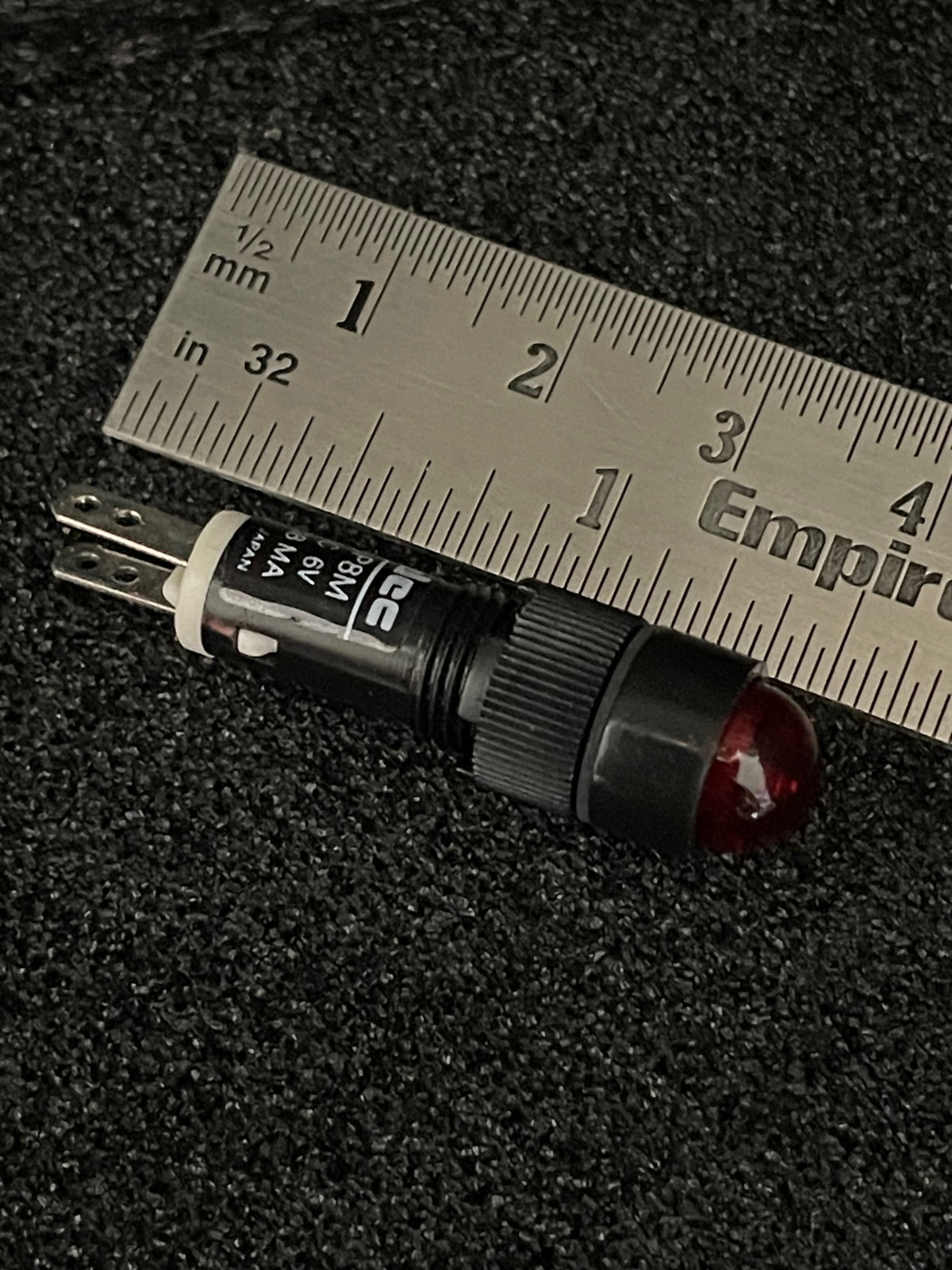 1pc Idec AP1M DC6V 8mm Red LED Indicator Light **NOS