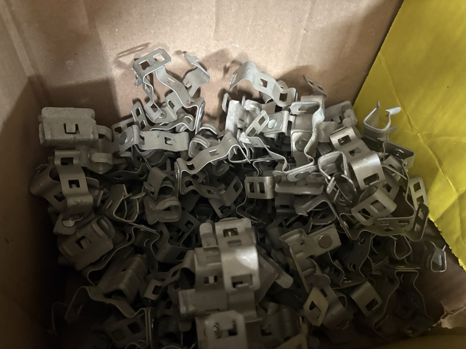 BOX OF 100 Caddy 812M58 COMBINATION CONDUIT HANGER 1/2 to 3/4″Rigid Pivot Flang