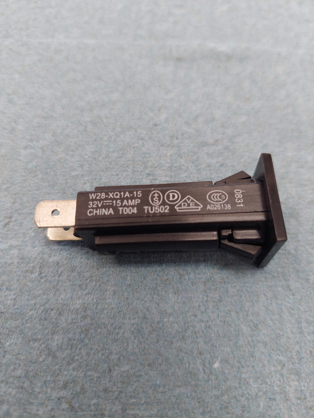 TE Connectivity Circuit Breakers 15A Push to Reset W28-XO1A-15