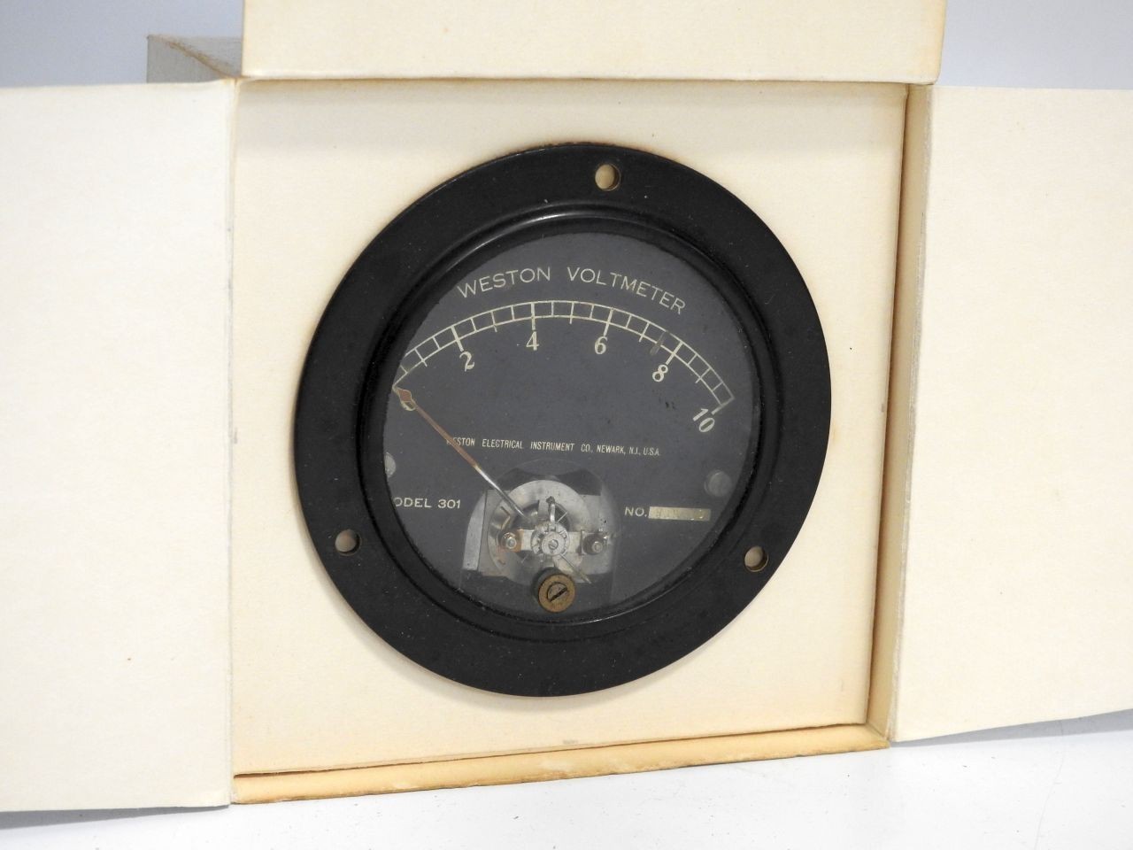 UNUSED IN THE CARTON WESTON 301 0-10 VDC 3-1/2″ DIAMETER BLACK FACE PANEL METER