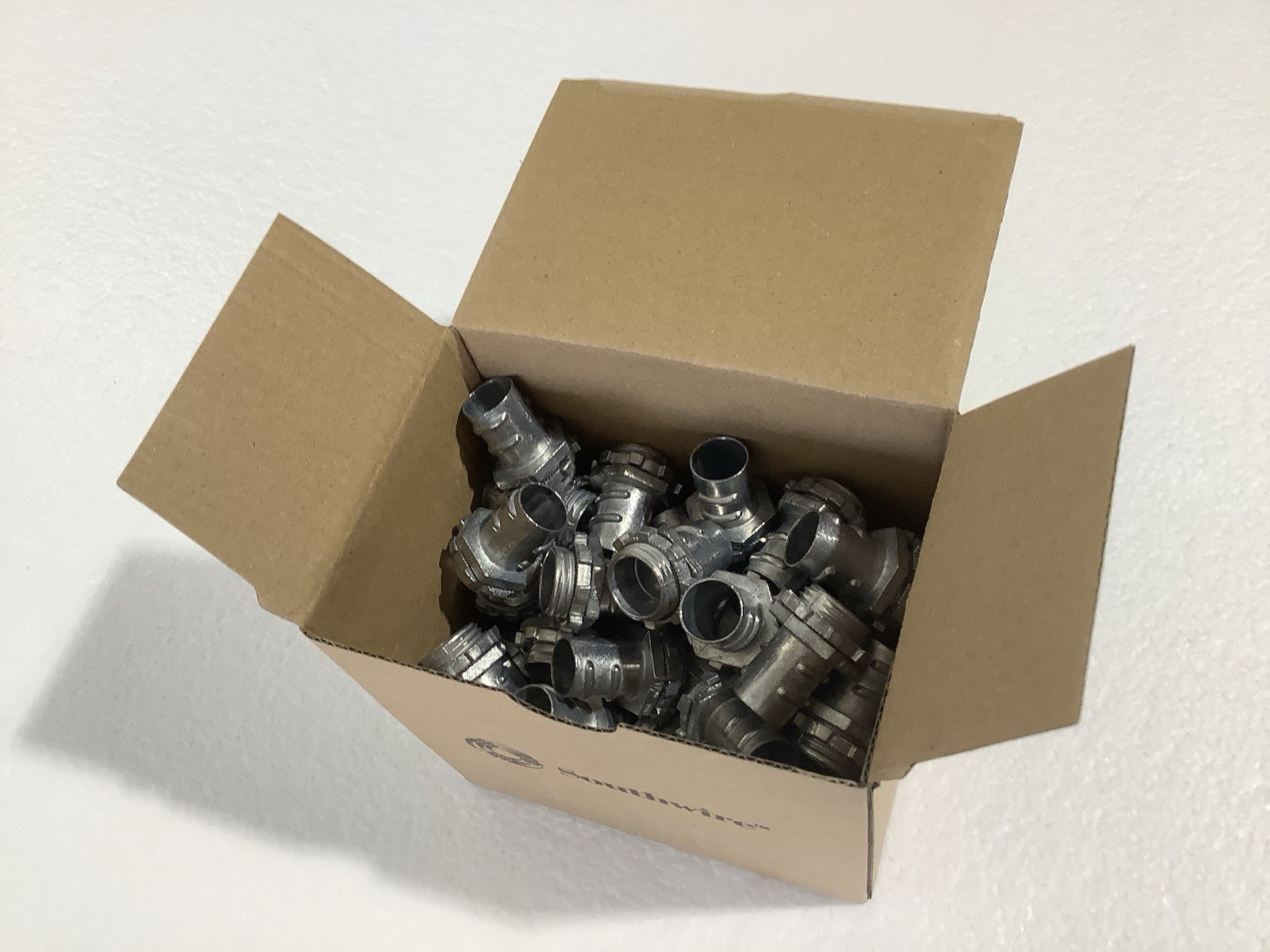 100 qty Southwire 451 1/2″ Die-Cast BX-Flex Connector Screw In Type