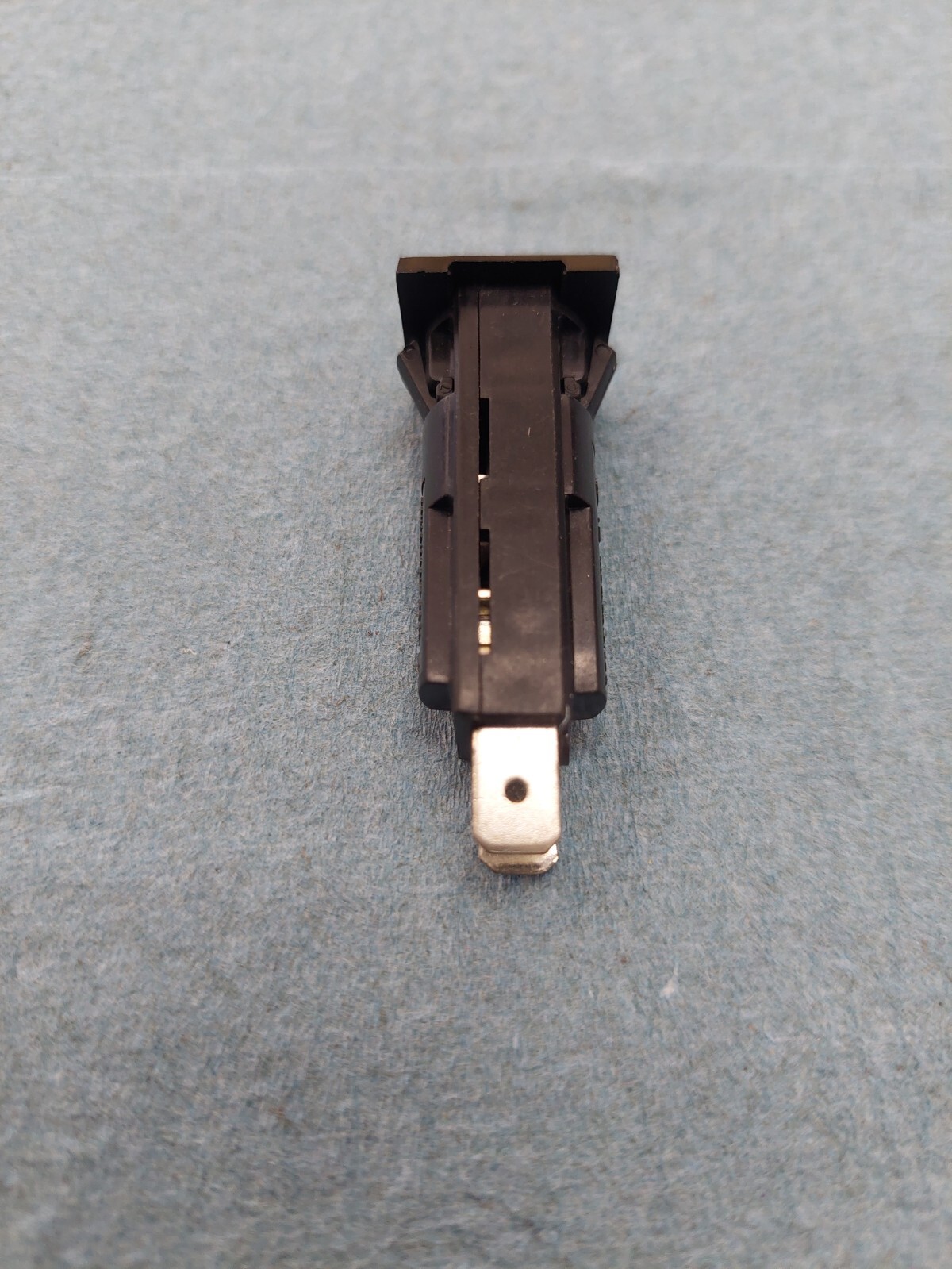 TE Connectivity Circuit Breakers 15A Push to Reset W28-XO1A-15
