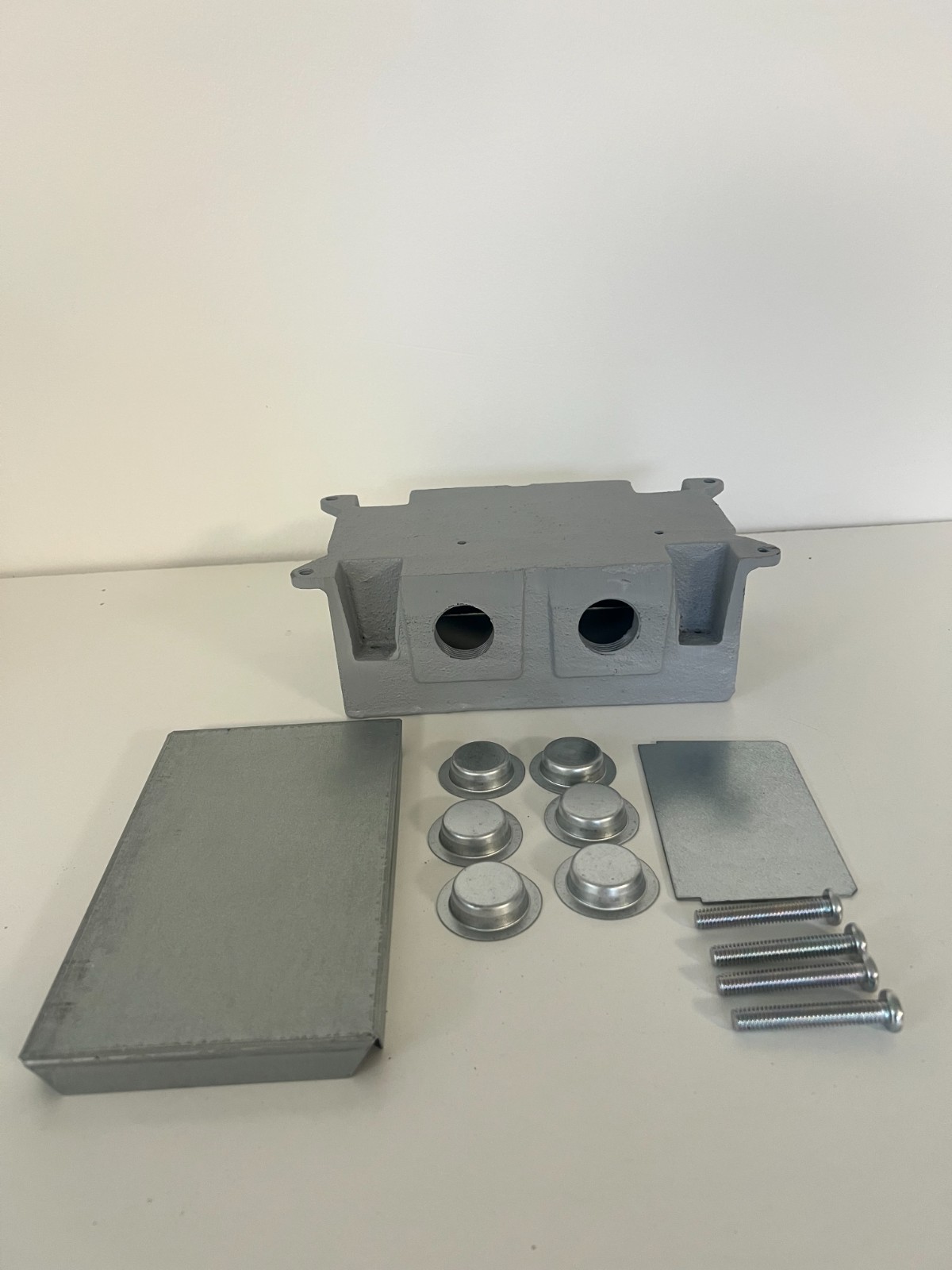 Wiremold 880CS2-1, Iron, 6-Knockout, 2-Gang, Fully Adjustable, Floor Box, GRAY