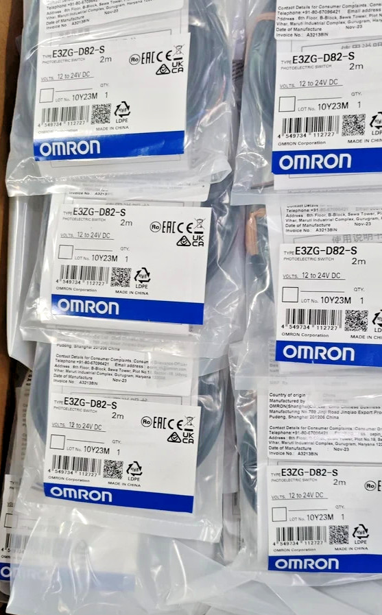 2PCS LOT- Omron E3ZG-D82-S Photoelectric Sensor- New