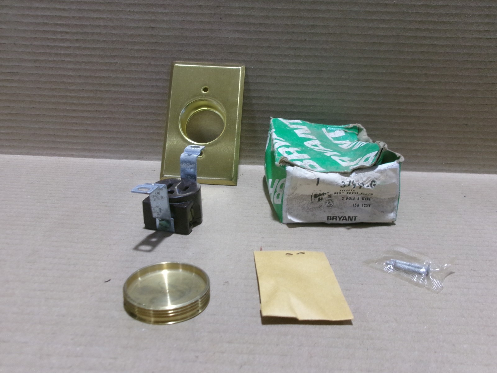 Bryant 3799-G Single Receptacle 15A 125V 2 Pole 3 Wire AK