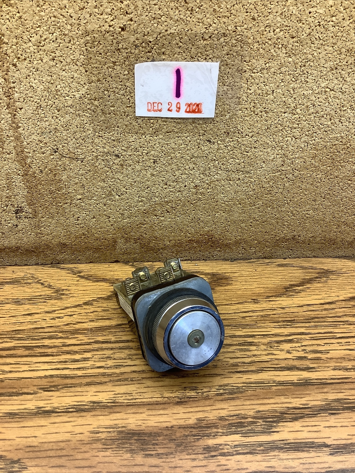 USED MARUYASU DENGYO MPDJ-1R STOP BUTTON / 41-10279 TOP IS BROKEN