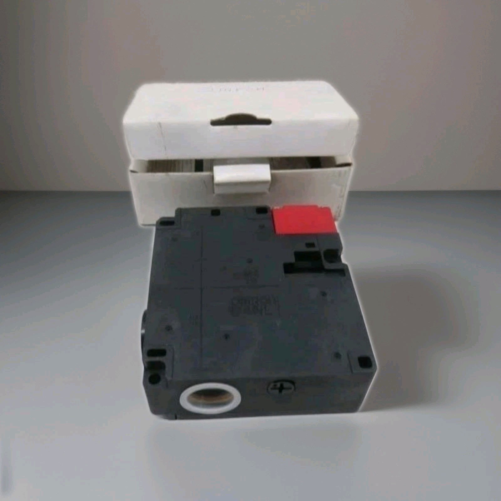 NEW Omron electromagnetic lock D4NL-2CFG-Z-F safety door switch–