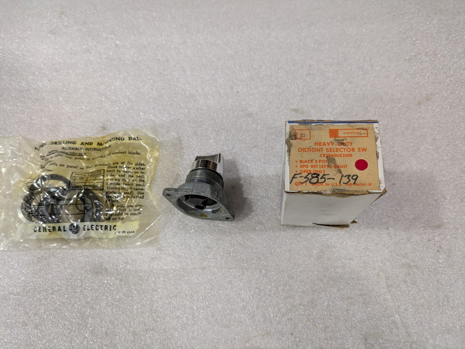 GE CR2940US200E Selector Switch 3 Position Black Oiltight Heavy Duty Operator