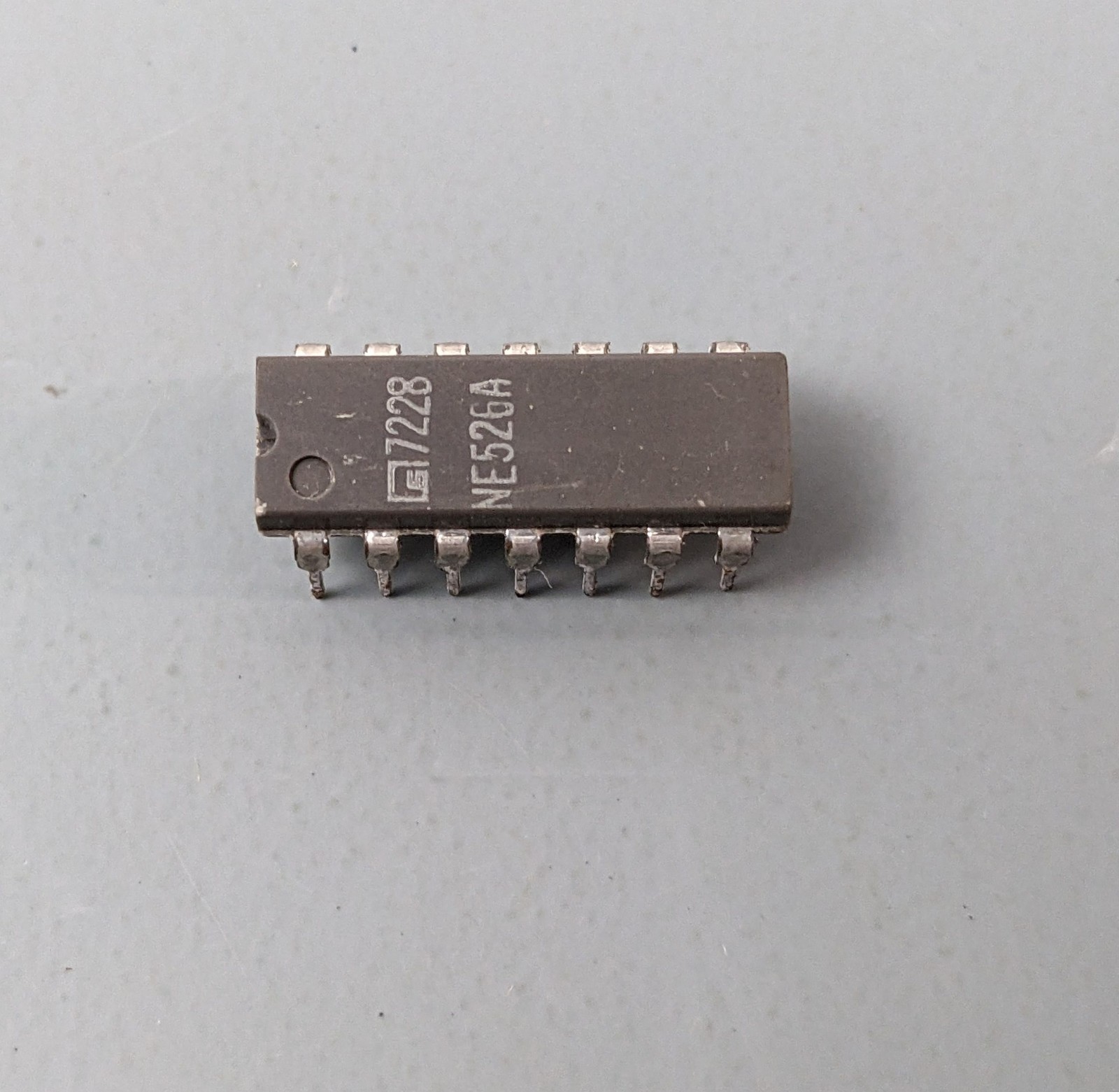 Signetics NE526A Analog Voltage Comparator IC
