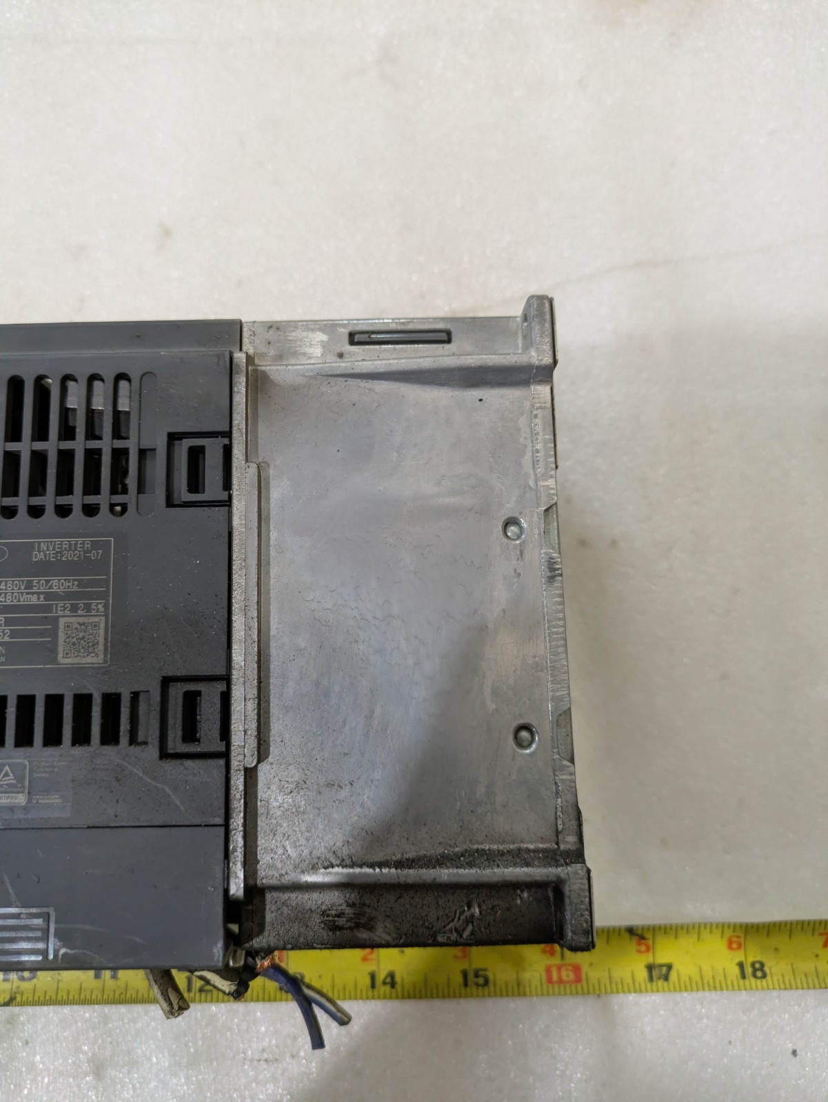MITSUBISHI ELECTRIC D700 FR-D740-2. 2K :8. 4A 3PH AC380-480V 50/60Hz