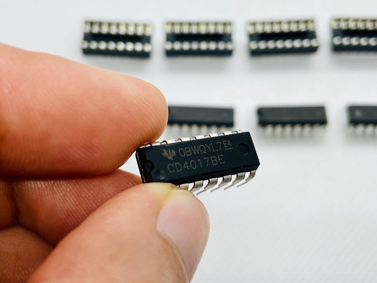 5-10 Set CD4017 CD4017BE DIP-16 Decade Counter Divider IC with Socket Choose Qty