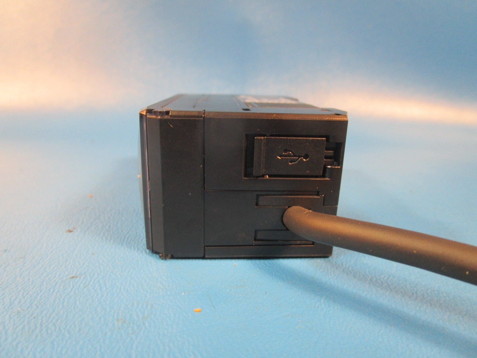 Keyence FDXA1 ClampOn Micro Flow Sensor Controller DIN Rail Type G2U