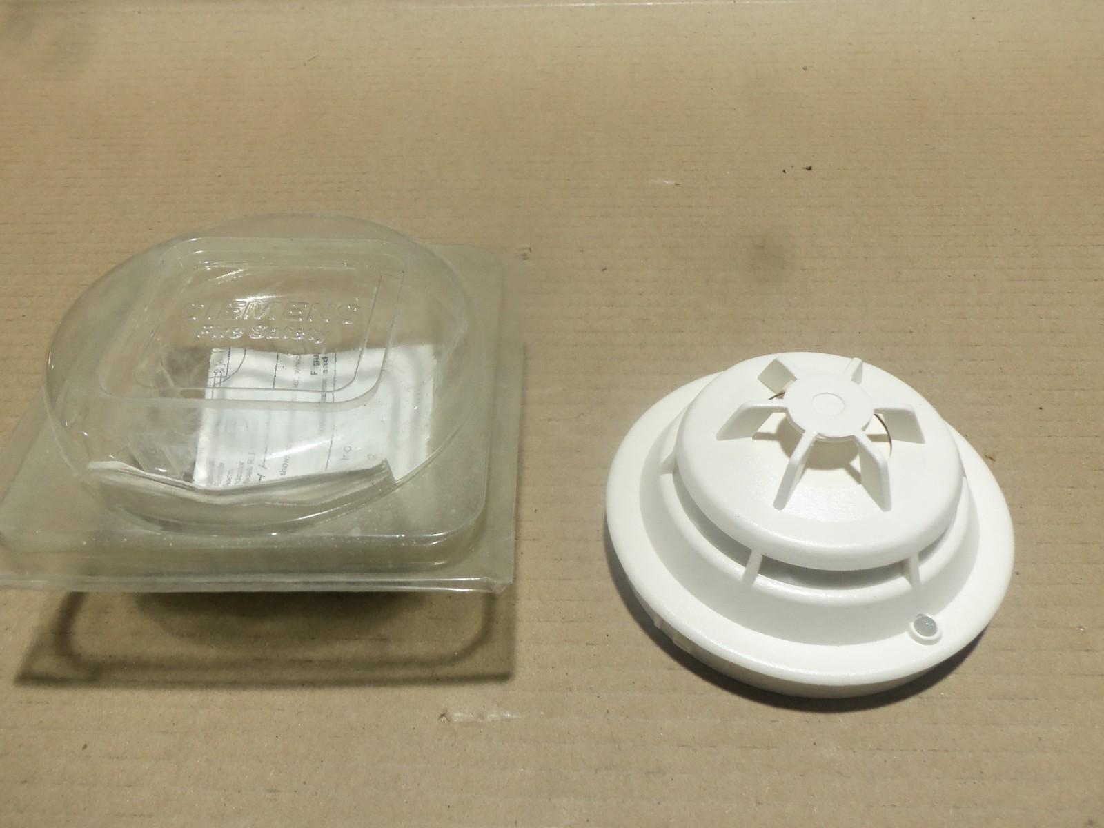 NEW Siemens FPT-11 Fire Detection Heat Detector Head For Use w/ 2378 Base AK