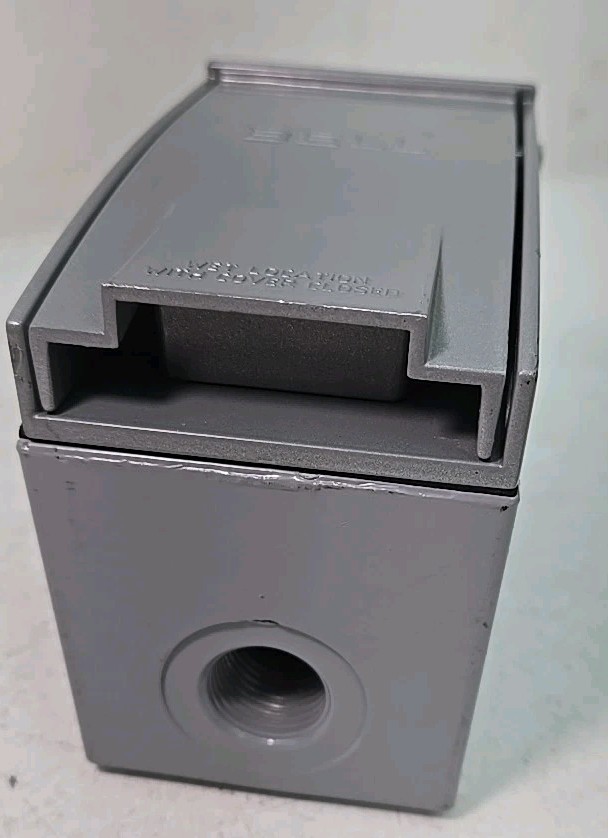 BRYANT 30003DS 30A 600V 3P DISCONNECT SWITCH & 30313D Enclosure Box