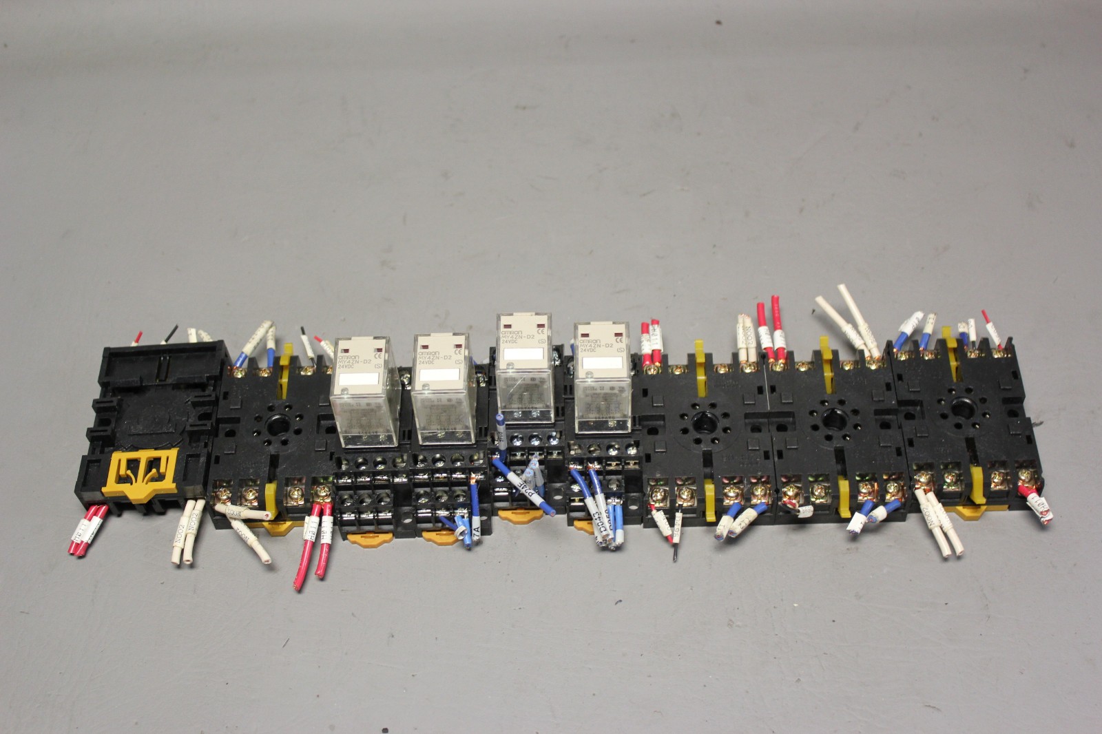 LOT OF OMRON RELAYS AND BASES AS PICTURED