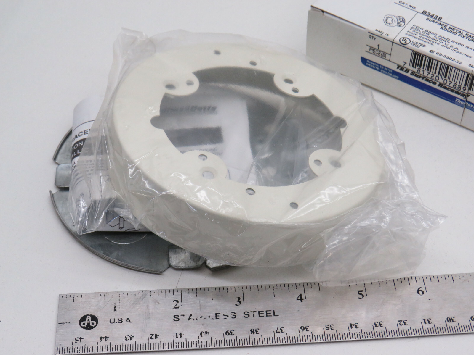 Thomas & Betts B3438 Surface Metal Raceway Fitting Round Fixture Box for B300