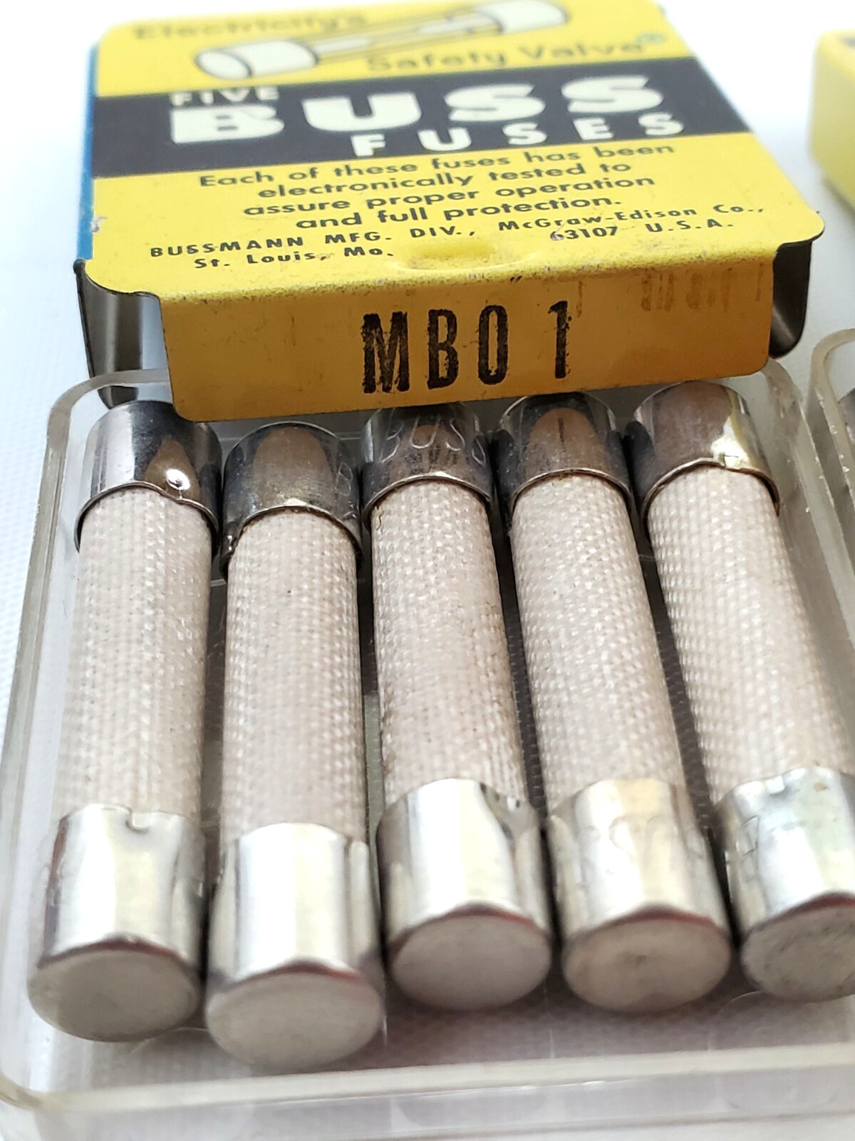 Lot of 17 Bussmann MBO1 Fast Acting 1 Amp 1/4″ x 1-1/4″ Ceramic Fuses Vintage