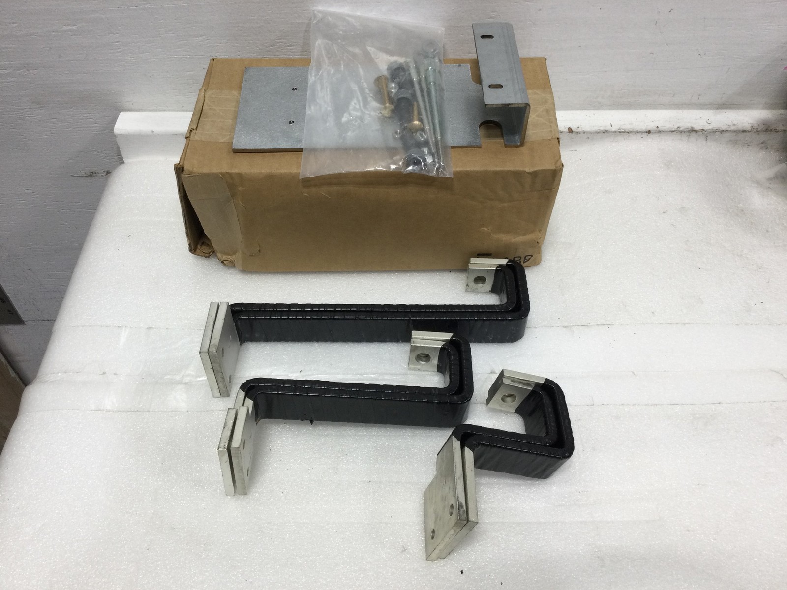 ABB SRFB3XT5MFPX Bolt on Main Strap Kit XT5 w/Filler Plates