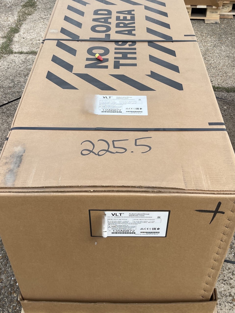 135N9872 Danfoss 550hp/600hp Wall Mount VFD 480V NEW IN BOX