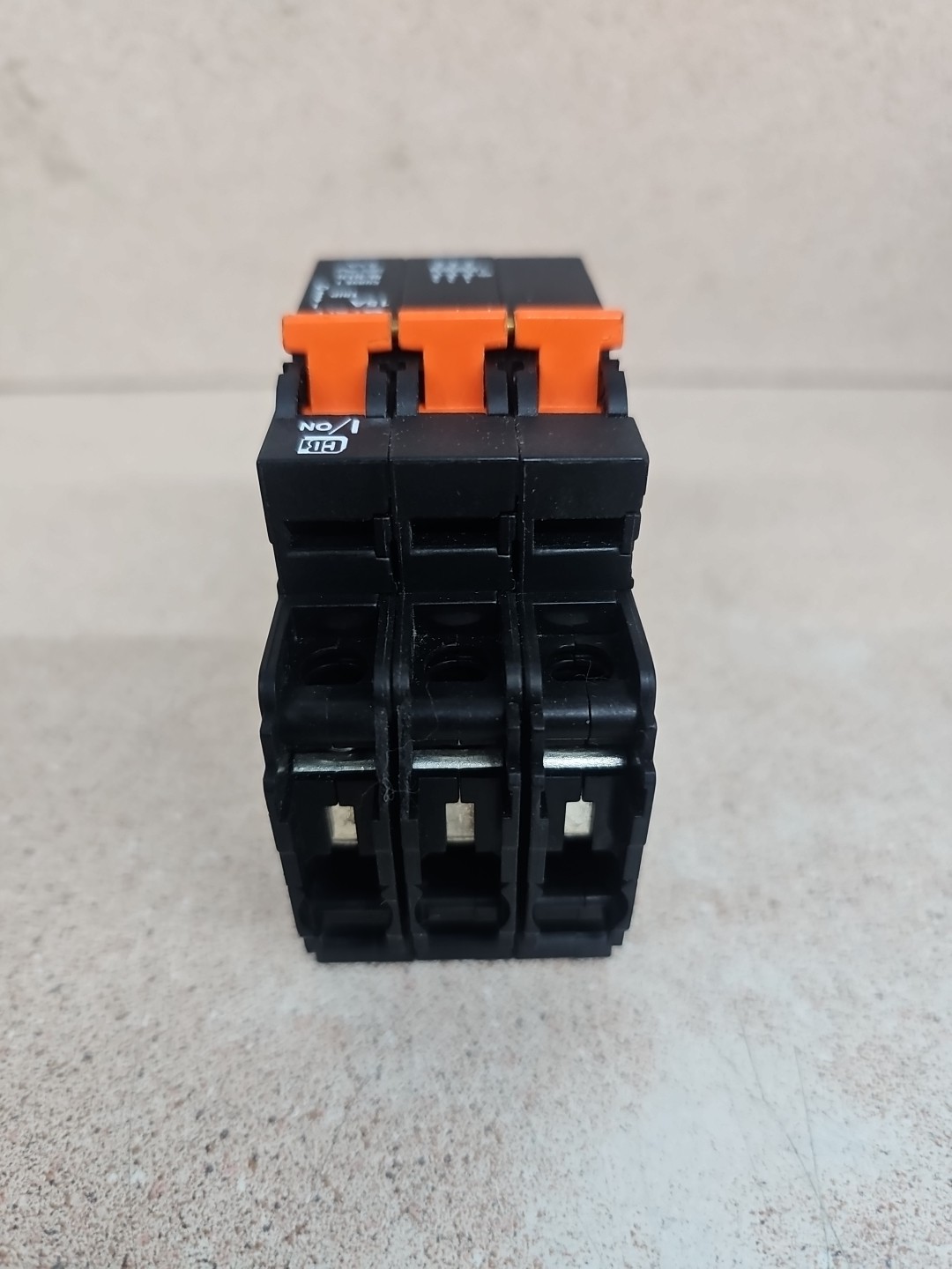 CBI QL-3(13)-DM-1-15A 2 POLE 15A CIRCUIT BREAKER Chipped