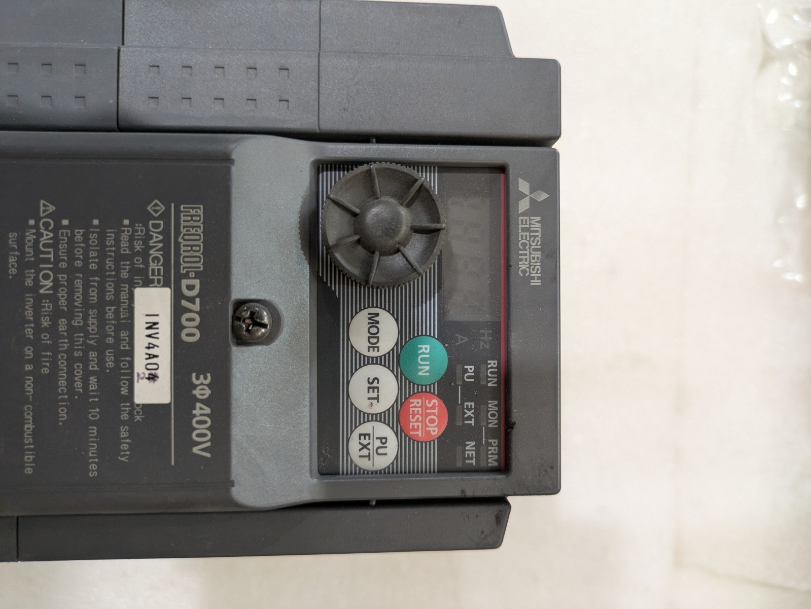 MITSUBISHI ELECTRIC D700 FR-D740-2. 2K :8. 4A 3PH AC380-480V 50/60Hz
