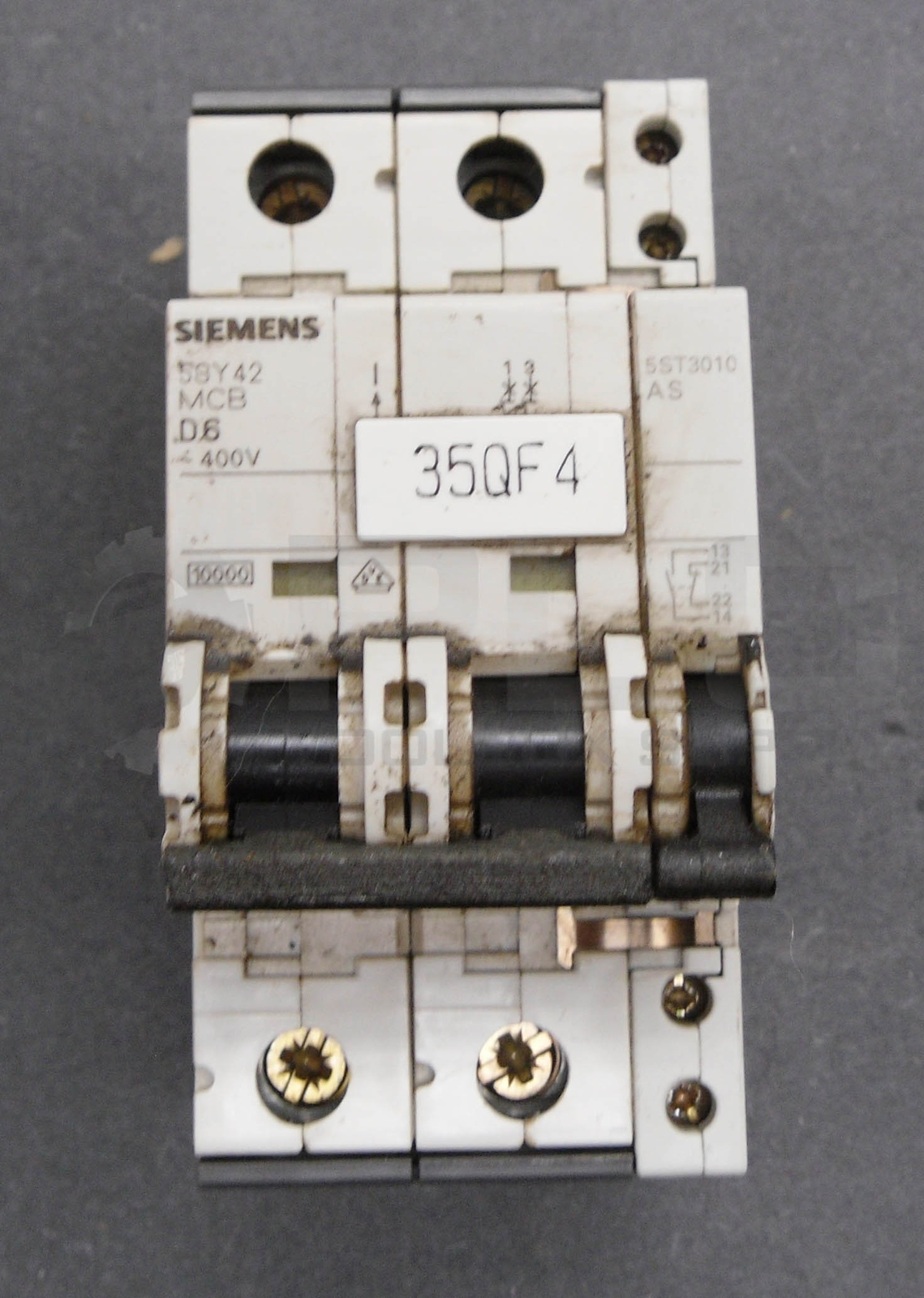 SIEMENS 5SY4206-8 CIRCUIT BREAKER 440V 6A W/ 5ST3010 AUXILIARY CIRCUIT SWITCH