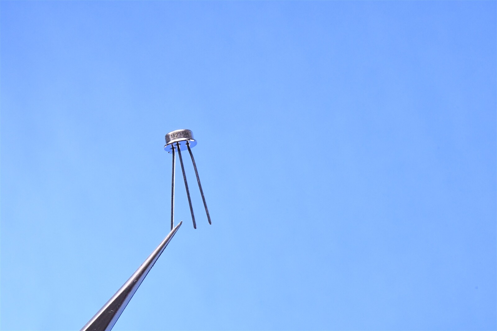 Texas Instruments Temperature Sensor -40°C ~ 125°C 10mV/°C TO-46-3 LM235 235H