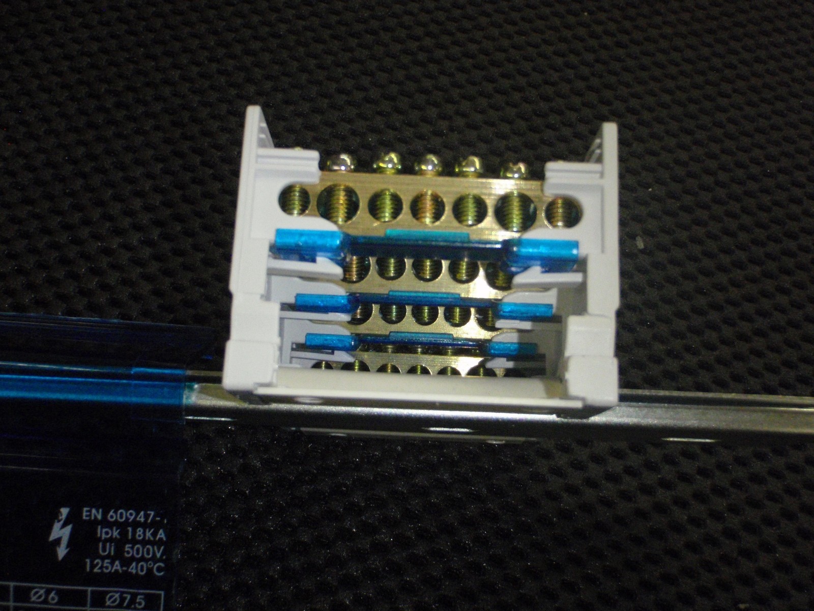 POWER DISTRIBUTION COMMON BLOCK 28 POLE DIN RAIL 048-84