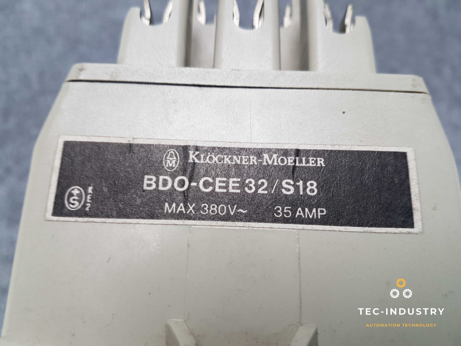 KLÖCKNER-MOELLER BDO-CEE 32/S18 I BD0-CEE 32/S18 MAX 380V~ 35 AMP OUTLET BOX