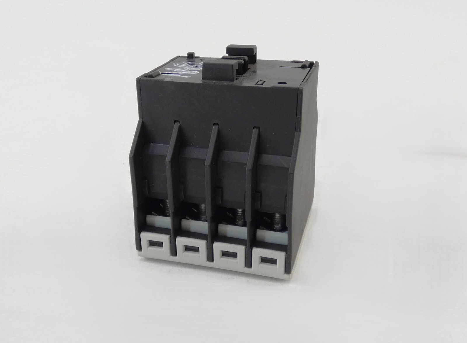 Eaton XTCEXFCC22 Auxiliary Contact Block 24V 10A