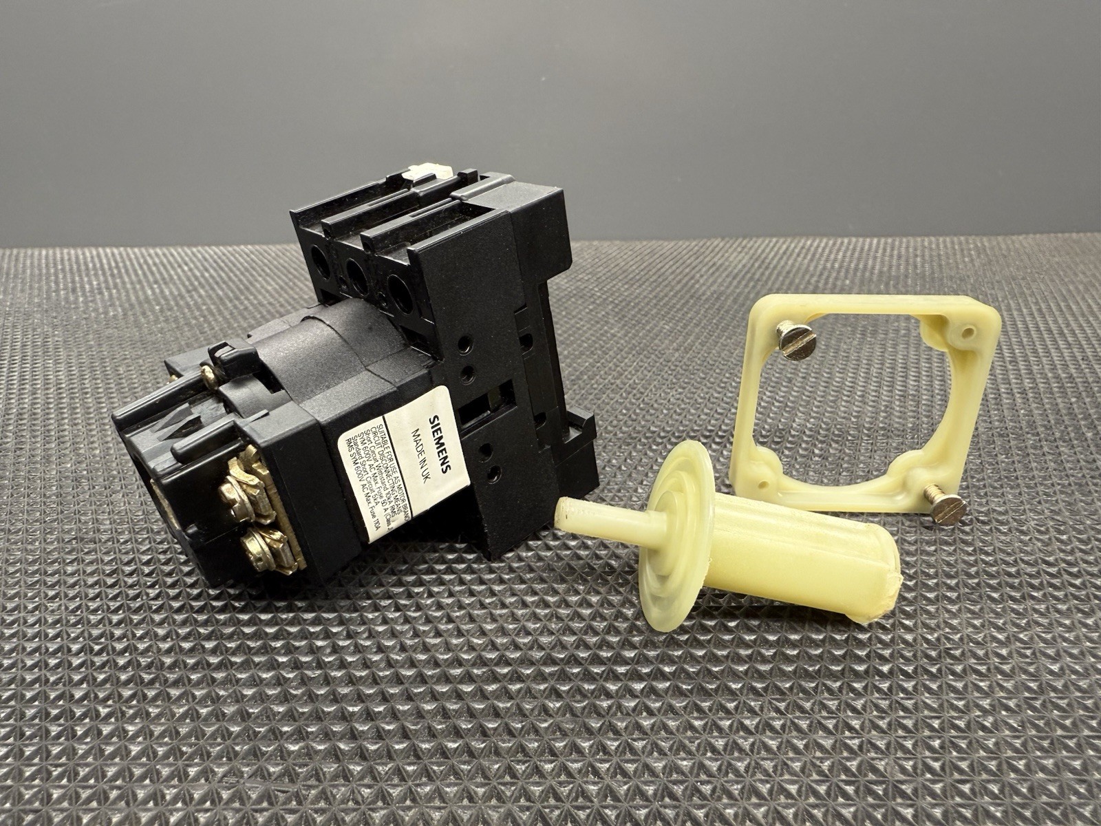 Siemens 3LD11 18-OTB53, Disconnect with Knob Mount And Connector
